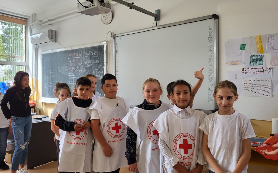Voluntarii Crucea Roșie prezenți la Școala Nr. 147 din București